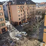 Charming Private In A Great Location 아파트 *